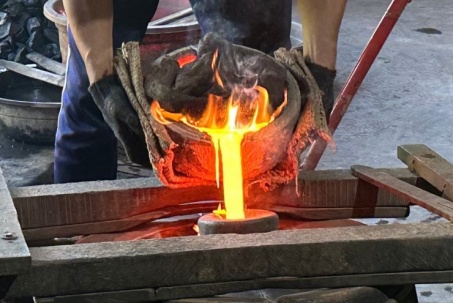 Tận thấy quy trình đúc chiêng đồng ở làng Phước Kiều