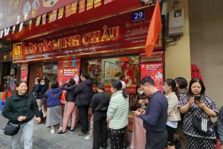 Giá vàng hôm nay mới nhất (14/2) tăng trở lại: Nhà vàng dừng bán, người mua vẫn cố xếp hàng ngày cận Tết