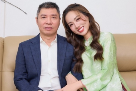 Bà xã NSND Công Lý mix áo dài khoe sắc bên chồng dịp Tết