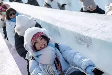 Khách Việt tranh cãi về chuyến đi đến công viên băng lớn nhất thế giới