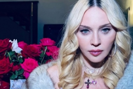 Ca sĩ Madonna diện nội y gợi cảm, tình tứ bên bạn trai kém 38 tuổi