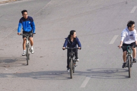 Ngày đầu nghỉ Tết, Hà Nội vắng xe, người dân thong dong dạo phố