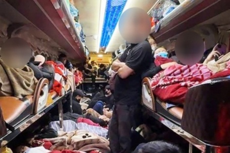 Hình ảnh bên trong ô tô 22 chỗ chở 73 khách, tài xế và chủ xe bị phạt hơn 278 triệu đồng