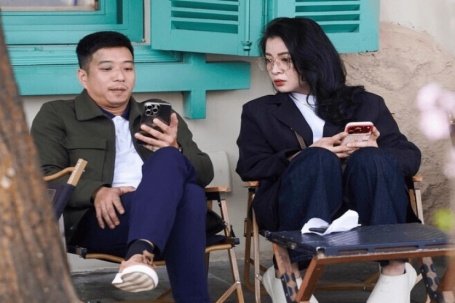 Gác lại công việc, người Hà Nội thong dong xuống phố ăn phở, uống cà phê