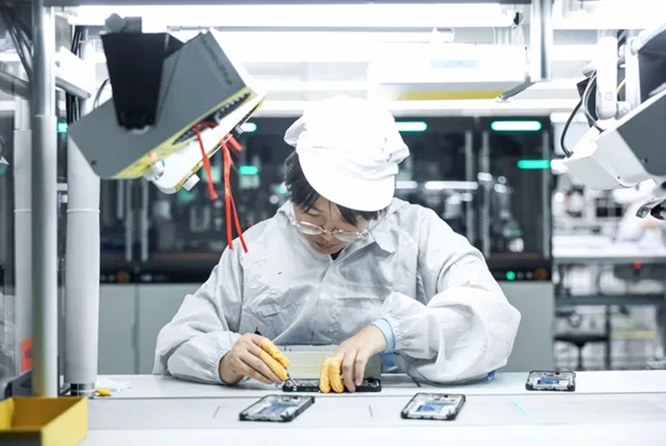 Hoạt động kiểm tra điện thoại diễn ra một cách tỉ mỉ.