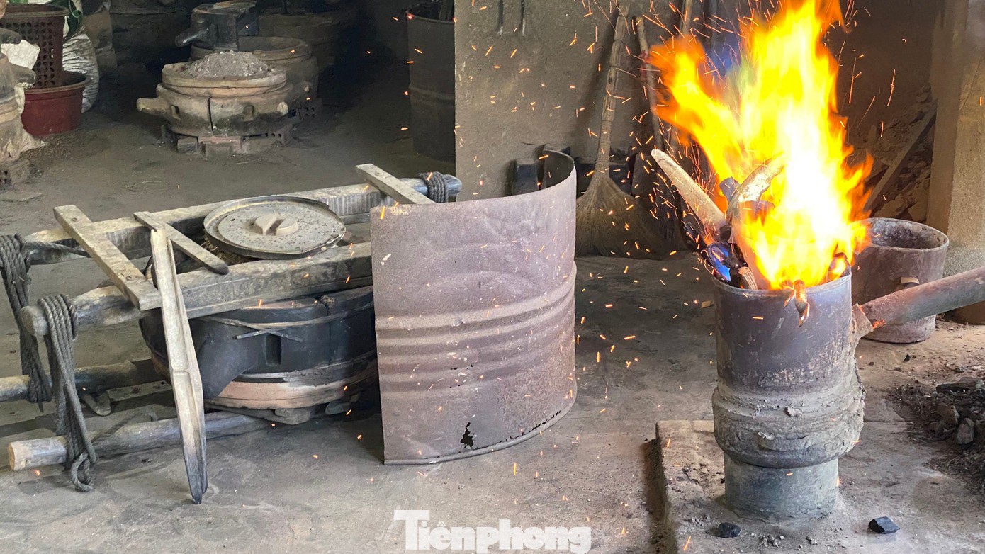 Đồng nguyên liệu được đưa vào lò nấu. Người thợ kiểm soát nhiệt độ bằng kinh nghiệm, quan sát màu sắc và độ chảy của kim loại để xác định thời điểm rót đồng thích hợp. Ảnh: Thảo Vy – Thùy Dương