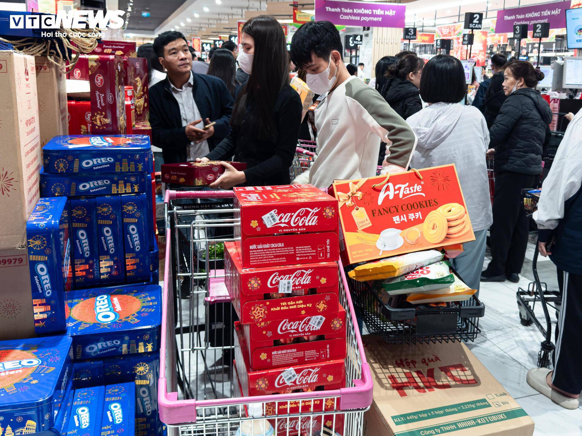 Những chiếc xe đẩy đầy ắp hàng hóa di chuyển khó khăn trong siêu thị.