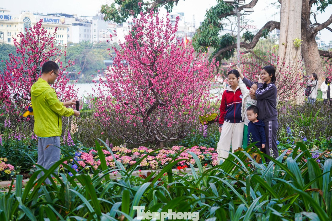 Gác lại công việc, người Hà Nội thong dong xuống phố ăn phở, uống cà phê - 14