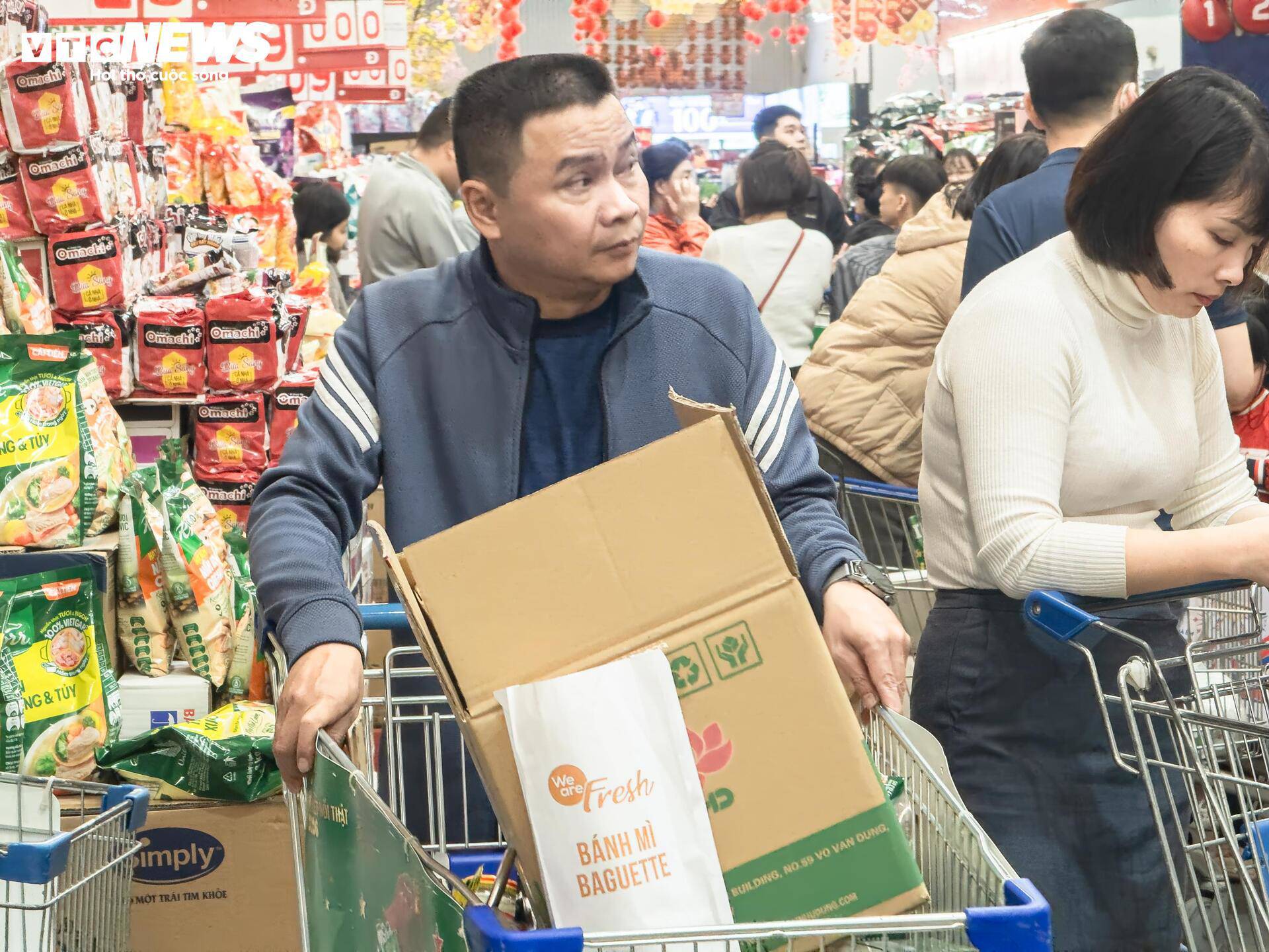 Không chỉ khu vực thanh toán mà ngay tại các quầy hàng "hot" như bánh kẹo, bia, nước giải khát, thực phẩm...sự ách tắc cũng đã diễn ra. Dòng người phải chen chân, nhích từng chút một để chọn đồ.