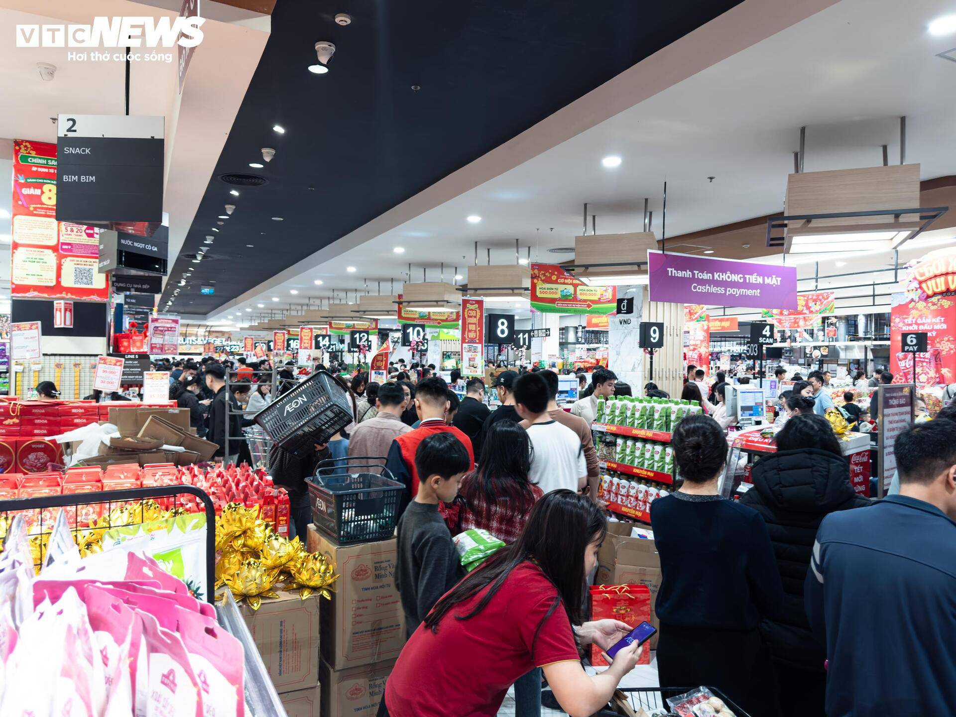 Không chỉ khu vực thanh toán mà ngay tại các quầy hàng "hot" như bánh kẹo, bia, nước giải khát, thực phẩm...sự ách tắc cũng đã diễn ra. Dòng người phải chen chân, nhích từng chút một để chọn đồ.