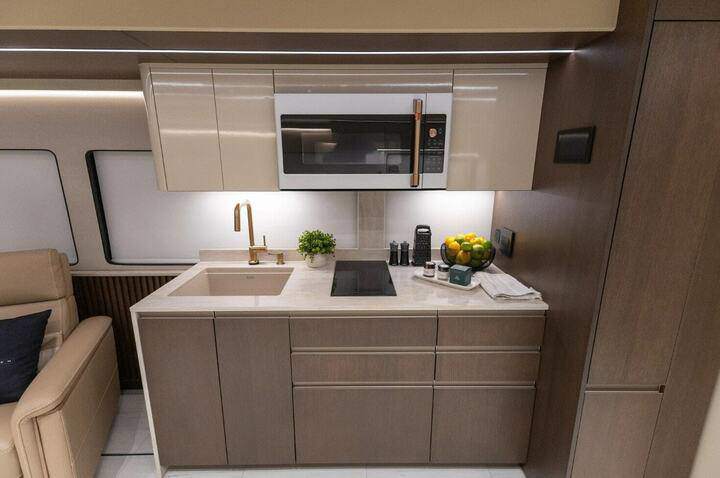 Nhà bếp đầy đủ tiện nghi với mặt đá tự nhiên, tích hợp nhiều tiện ích.