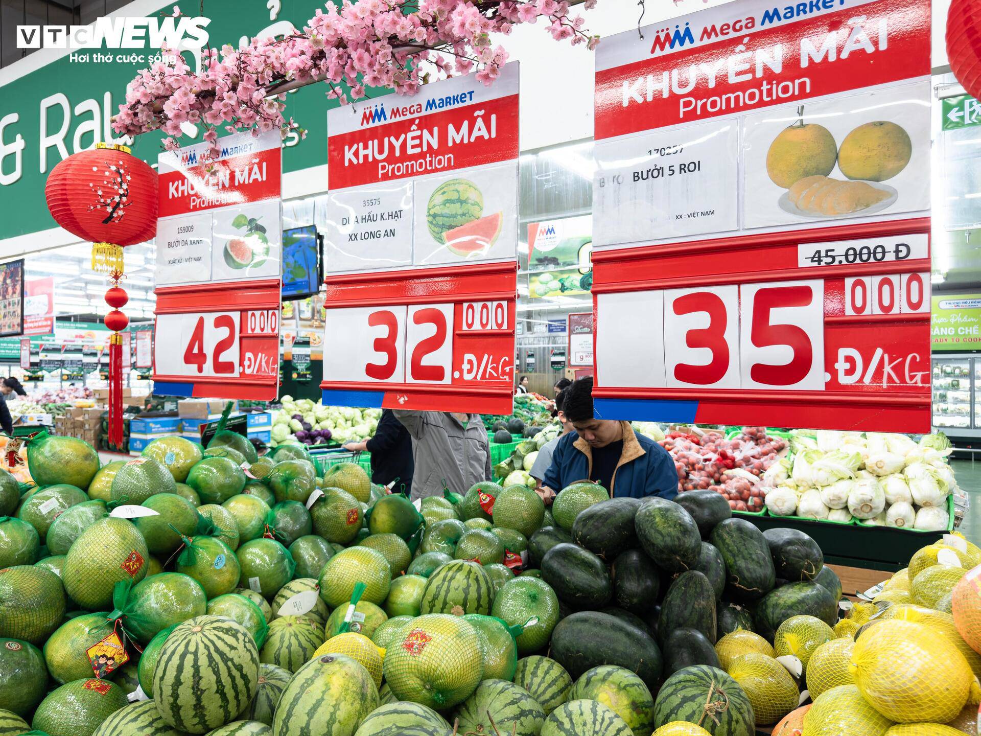 Trước sức mua tăng cao dịp Tết, MM Mega Market Thăng Long cũng liên tục tung ra chương trình giảm giá hấp dẫn. Đặc biệt, các loại trái cây tại đây đang có mức giá chỉ từ 40.000 - 110.000 đồng/kg, giúp người tiêu dùng dễ dàng lựa chọn thực phẩm tươi ngon với chi phí tiết kiệm.