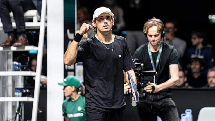 De Minaur chơi ổn định ở Rotterdam Open