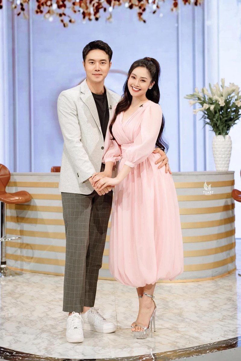 Đức Hiếu và vợ - MC Thùy Linh