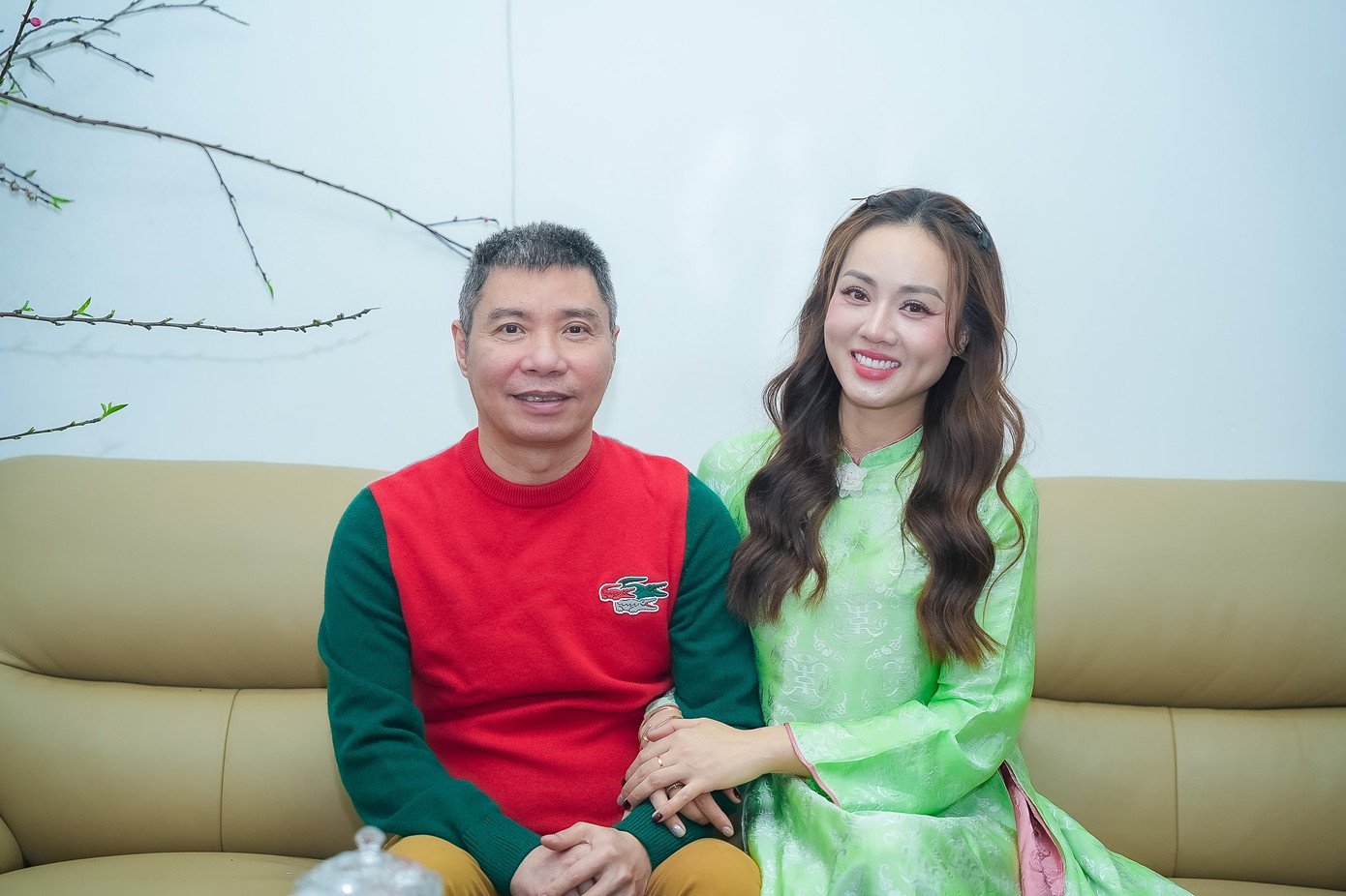 Sau quãng thời gian dài đồng hành cùng NSND Công Lý trong việc trị bệnh, Ngọc Hà nói vợ chồng cô ngày càng thấu hiểu nhau và trân quý những giá trị của gia đình.