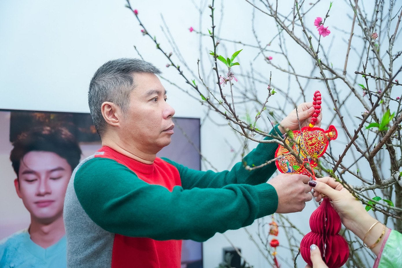 Ngọc Hà nói trong năm mới, cô không mong cầu gì hơn ngoài sức khoẻ cho cả hai vợ chồng. Bên cạnh đó, cô cũng mong mình có nhiều cơ hội công việc hơn để kiếm tiền và có điều kiện tốt nhất giúp NSND Công Lý nhanh hồi phục, trở lại với công việc.