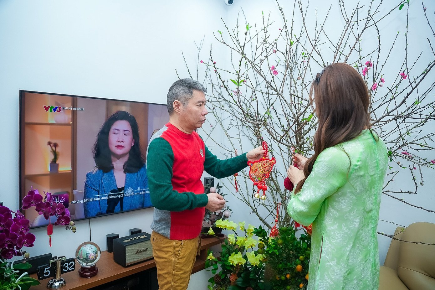 Ngọc Hà nói trong năm mới, cô không mong cầu gì hơn ngoài sức khoẻ cho cả hai vợ chồng. Bên cạnh đó, cô cũng mong mình có nhiều cơ hội công việc hơn để kiếm tiền và có điều kiện tốt nhất giúp NSND Công Lý nhanh hồi phục, trở lại với công việc.