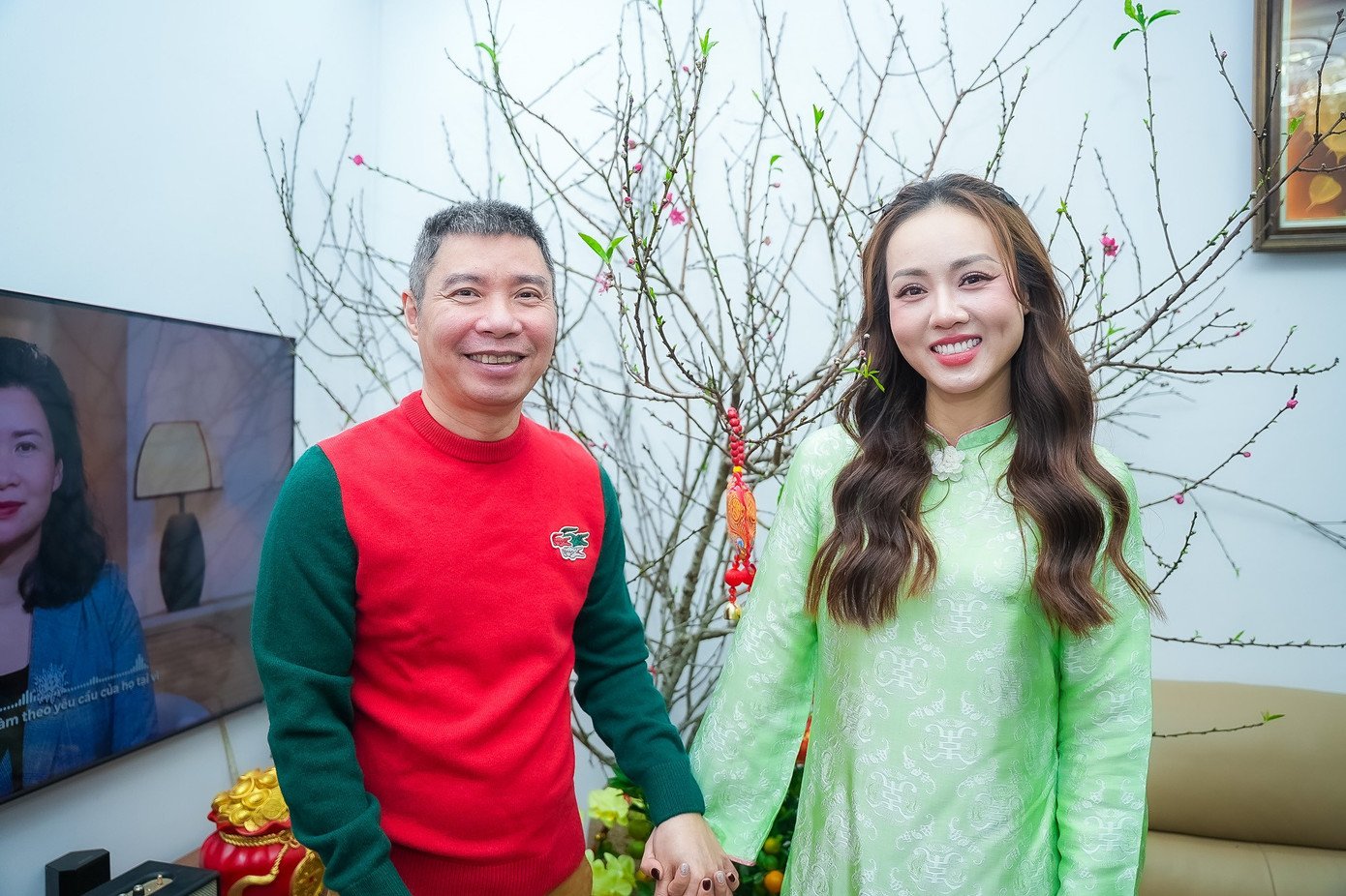 Ngọc Hà nói trong năm mới, cô không mong cầu gì hơn ngoài sức khoẻ cho cả hai vợ chồng. Bên cạnh đó, cô cũng mong mình có nhiều cơ hội công việc hơn để kiếm tiền và có điều kiện tốt nhất giúp NSND Công Lý nhanh hồi phục, trở lại với công việc.