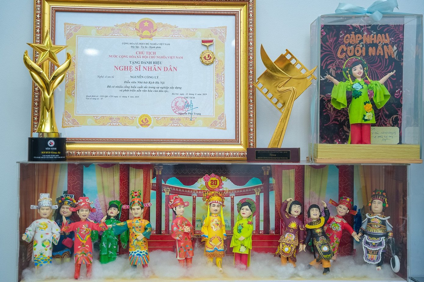 NSND Công Lý dành khu vực trang trọng để lưu giữ các cúp lưu niệm, bằng chứng nhận danh hiệu Nghệ sĩ nhân dân. Anh cũng lưu giữ mô hình của Táo quân, chương trình anh góp mặt và gây ấn tượng với vai diễn Bắc Đẩu. Sản phẩm được các nghệ nhân tò he thiết kế theo các nhân vật trên sân khấu chương trình, được làm nhân kỷ niệm 20 năm của Táo quân - Gặp nhau cuối năm vào dịp Tết 2023.