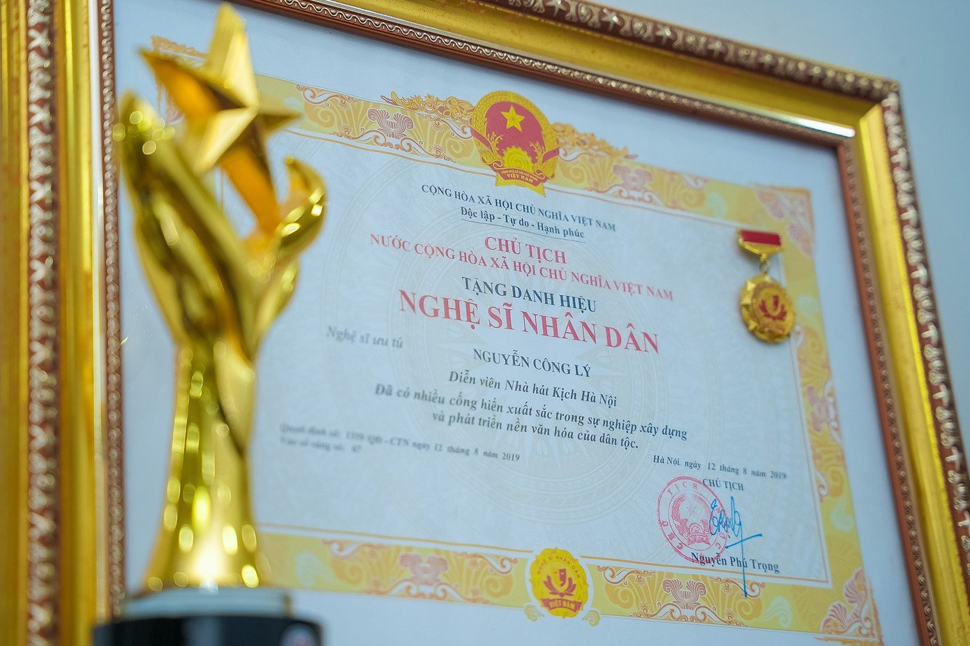 NSND Công Lý dành khu vực trang trọng để lưu giữ các cúp lưu niệm, bằng chứng nhận danh hiệu Nghệ sĩ nhân dân. Anh cũng lưu giữ mô hình của Táo quân, chương trình anh góp mặt và gây ấn tượng với vai diễn Bắc Đẩu. Sản phẩm được các nghệ nhân tò he thiết kế theo các nhân vật trên sân khấu chương trình, được làm nhân kỷ niệm 20 năm của Táo quân - Gặp nhau cuối năm vào dịp Tết 2023.