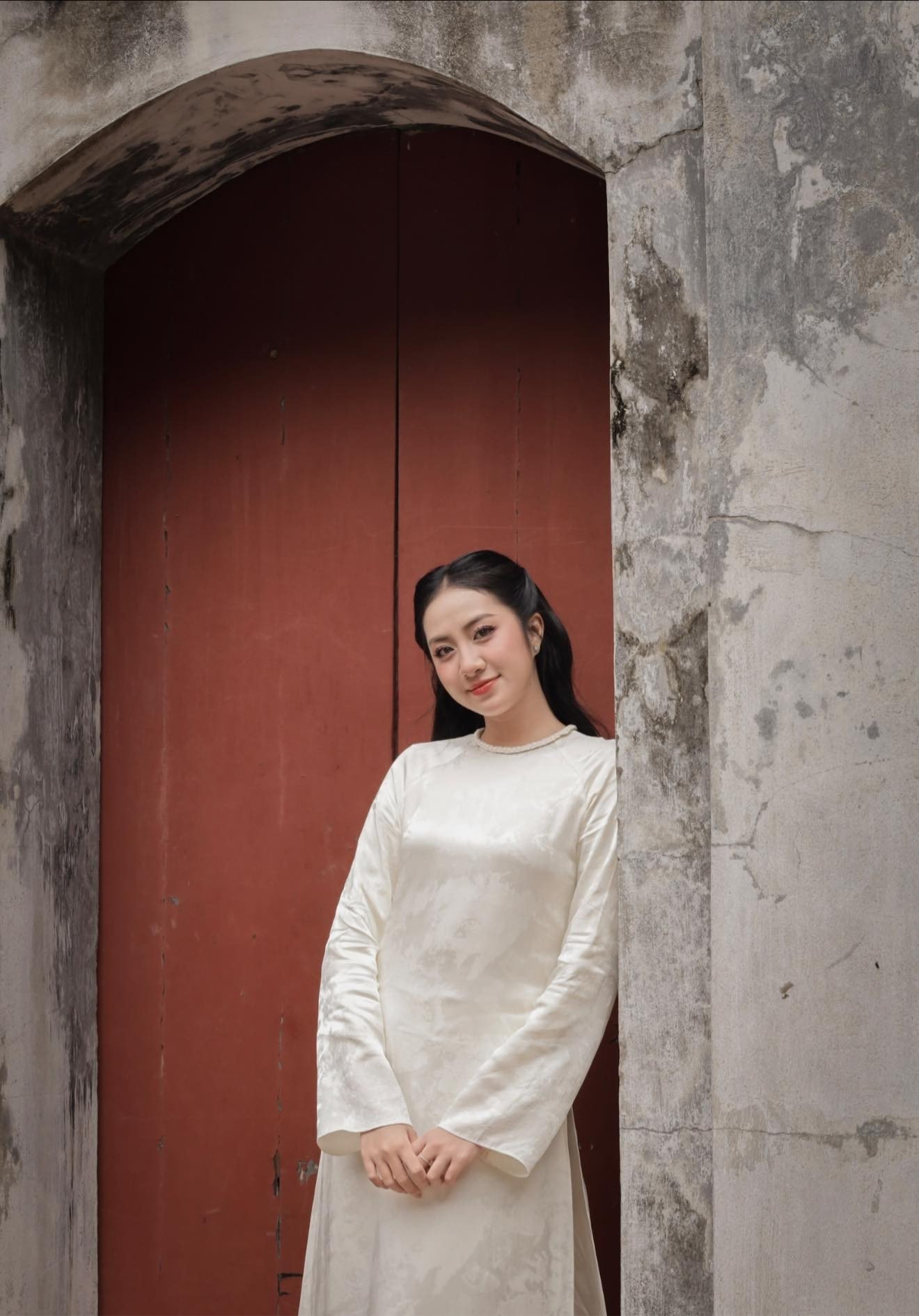 Hoa hậu Hà Trúc Linh ghi lại những khoảnh khắc cuối năm với áo dài tại những địa điểm cổ kính. Cô diện áo dài cổ tròn màu trắng trang nhã, thanh lịch, khoe nhan sắc dịu dàng.