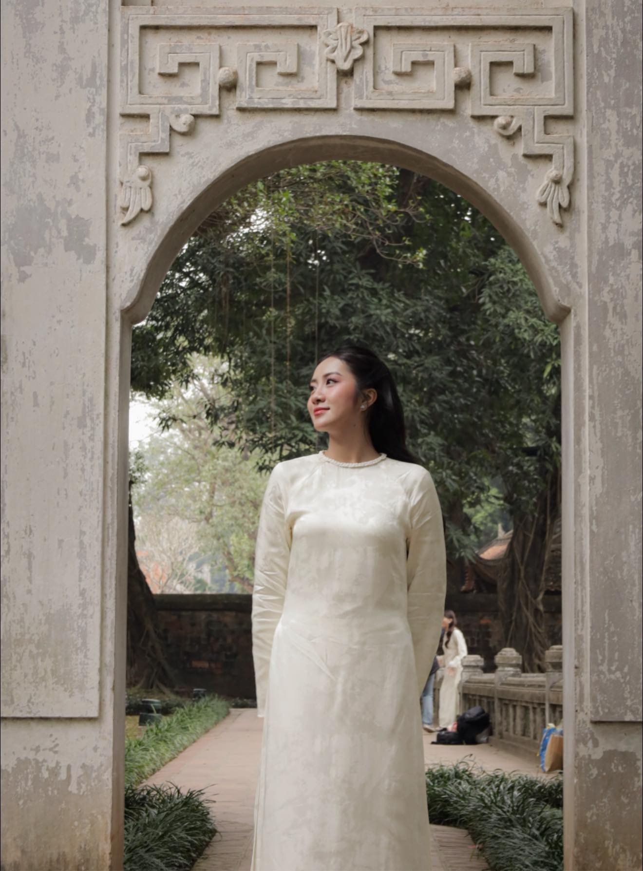 Hoa hậu Hà Trúc Linh ghi lại những khoảnh khắc cuối năm với áo dài tại những địa điểm cổ kính. Cô diện áo dài cổ tròn màu trắng trang nhã, thanh lịch, khoe nhan sắc dịu dàng.