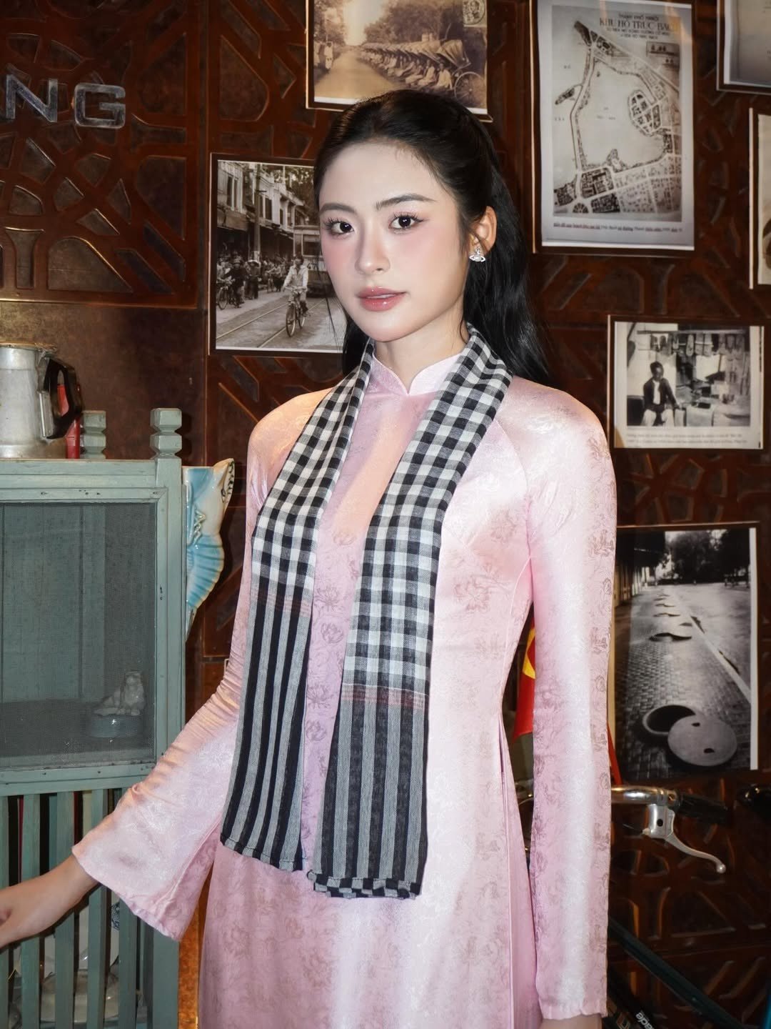 Á hậu Vân Nhi khoe vẻ dịu dàng với áo dài tông màu hồng pastel, kết hợp khăn rằn nền nã. Vân Nhi có những dấu ấn đáng nhớ trong nửa năm đương nhiệm. Người đẹp vừa có 2 tháng cùng đoàn phim Chuyện tình khâu vai hoàn thành những cảnh quay cuối cùng ở vùng núi phía Bắc.