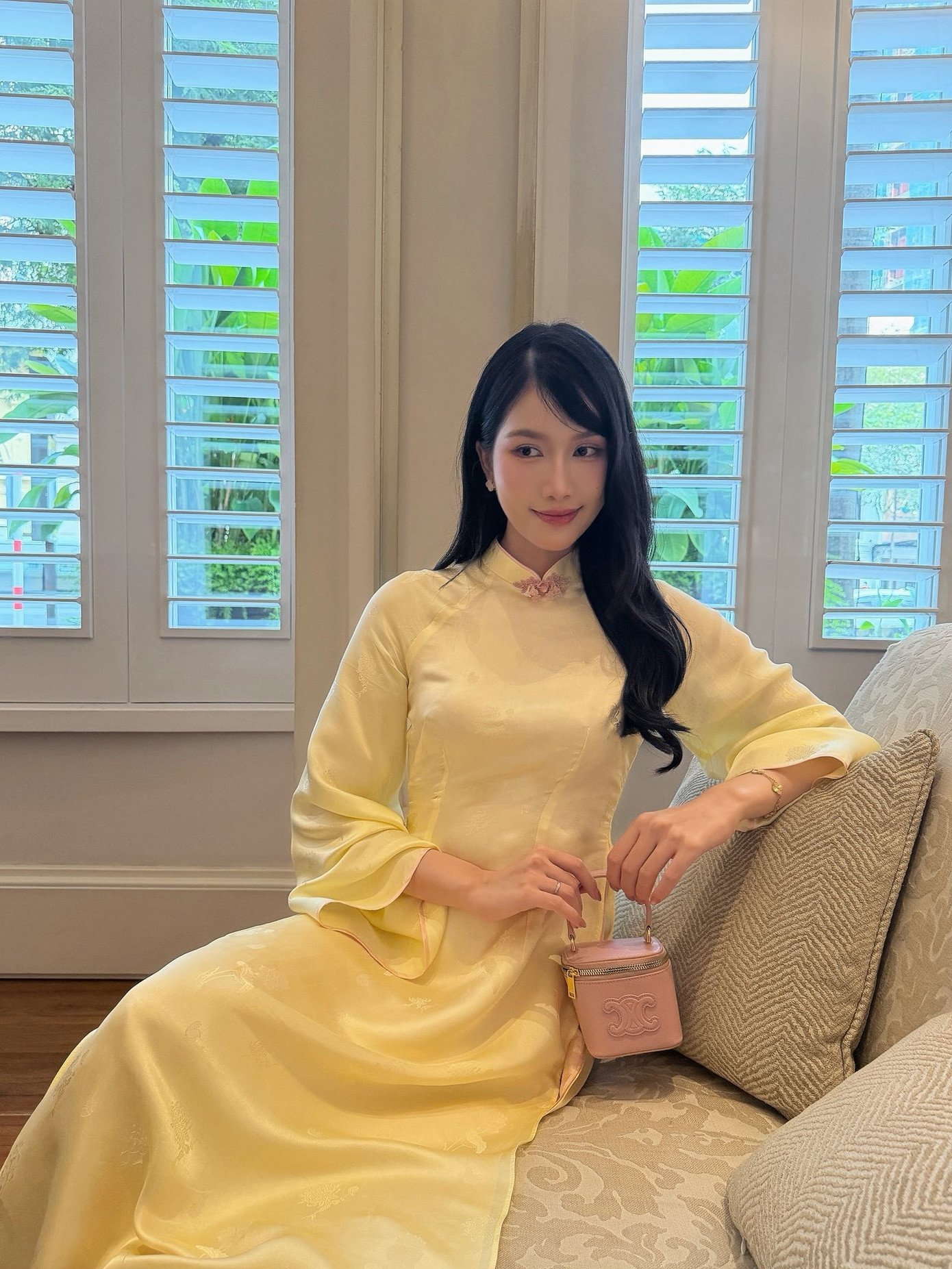 Á hậu Phương Anh hóa quý cô yêu kiều trong bộ áo dài nền nã tông màu vàng nhạt.