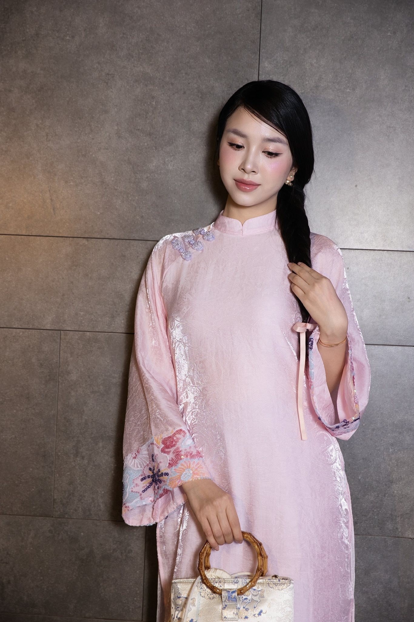 Á hậu Thúy An lăng-xê mốt áo dài lụa dáng rộng, kiểu dáng thoải mái.