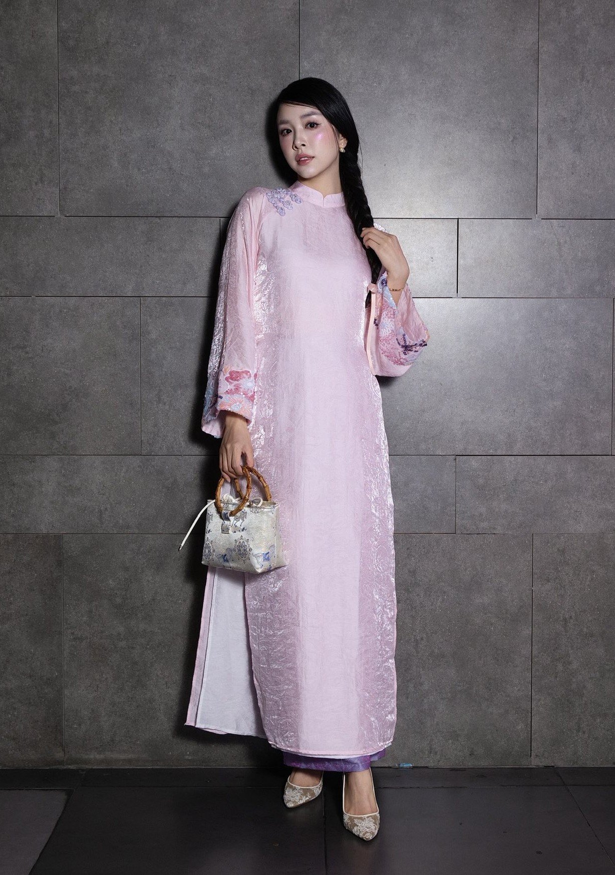 Á hậu Thúy An lăng-xê mốt áo dài lụa dáng rộng, kiểu dáng thoải mái.