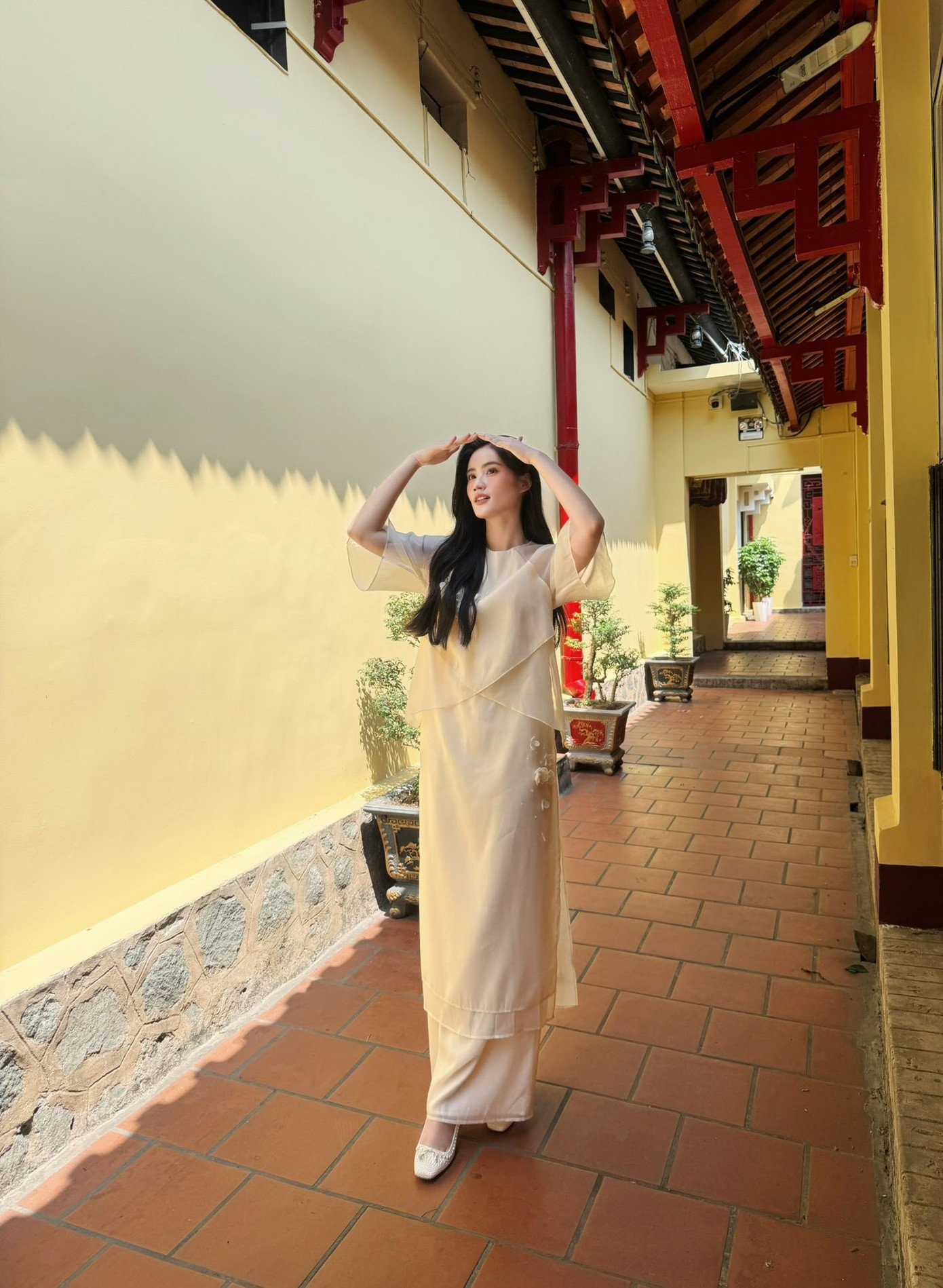 Hoa hậu Ý Nhi cũng yêu thích áo dài cổ tròn, nhiều lớp bay bổng, tôn vẻ ngọt ngào.