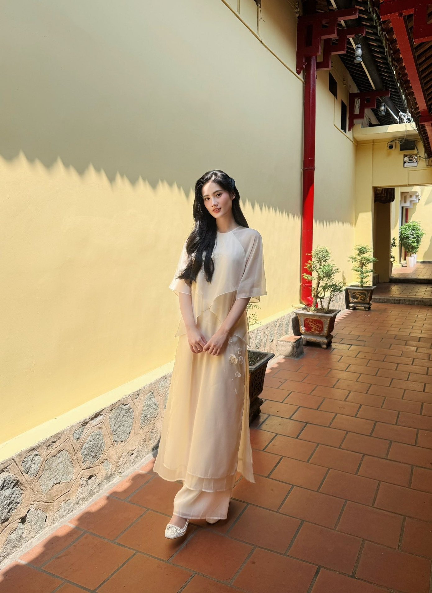 Hoa hậu Ý Nhi cũng yêu thích áo dài cổ tròn, nhiều lớp bay bổng, tôn vẻ ngọt ngào.