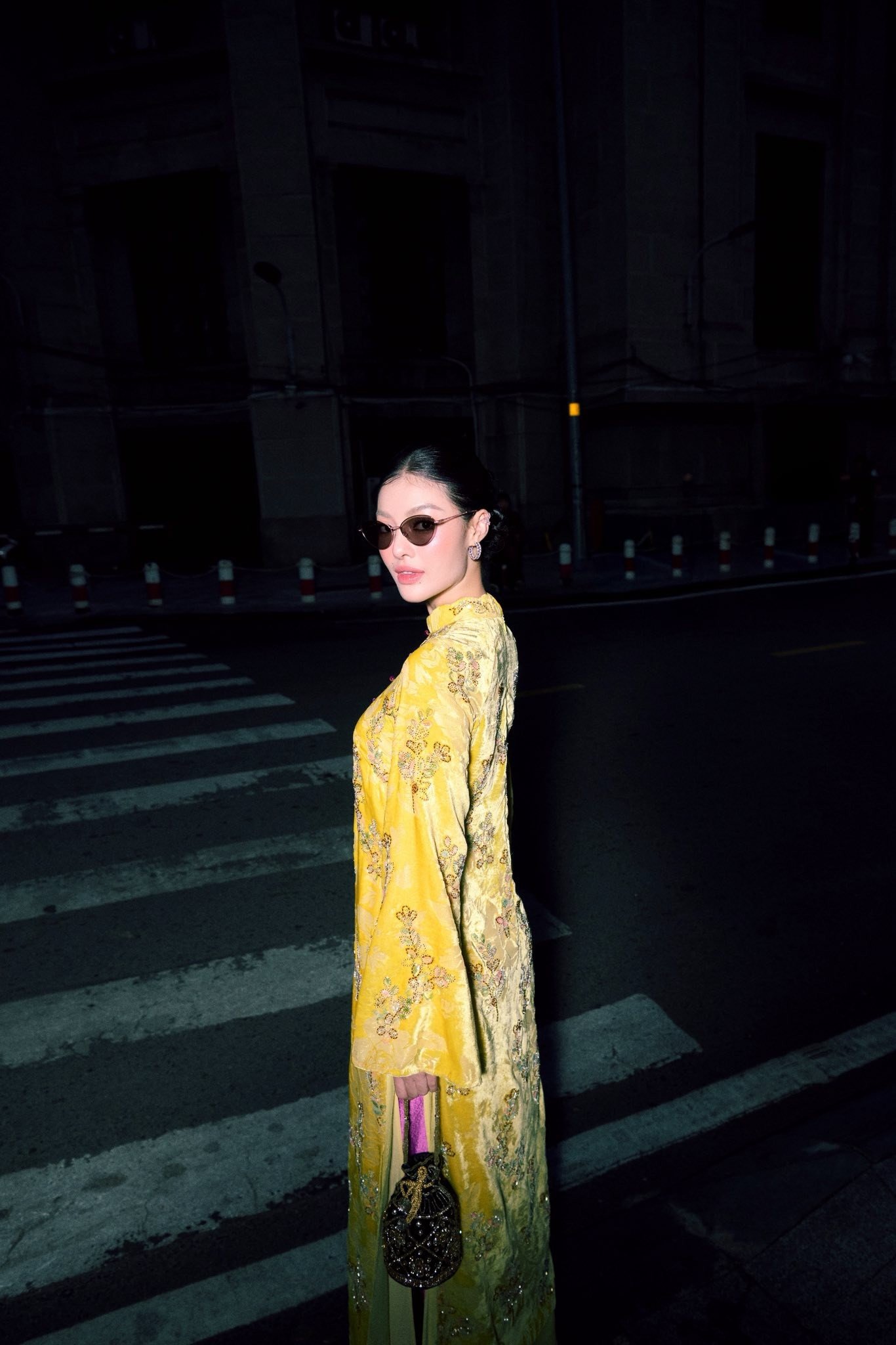 Á hậu Kiều Loan lại yêu thích áo dài phong cách cá tính, hiện đại.