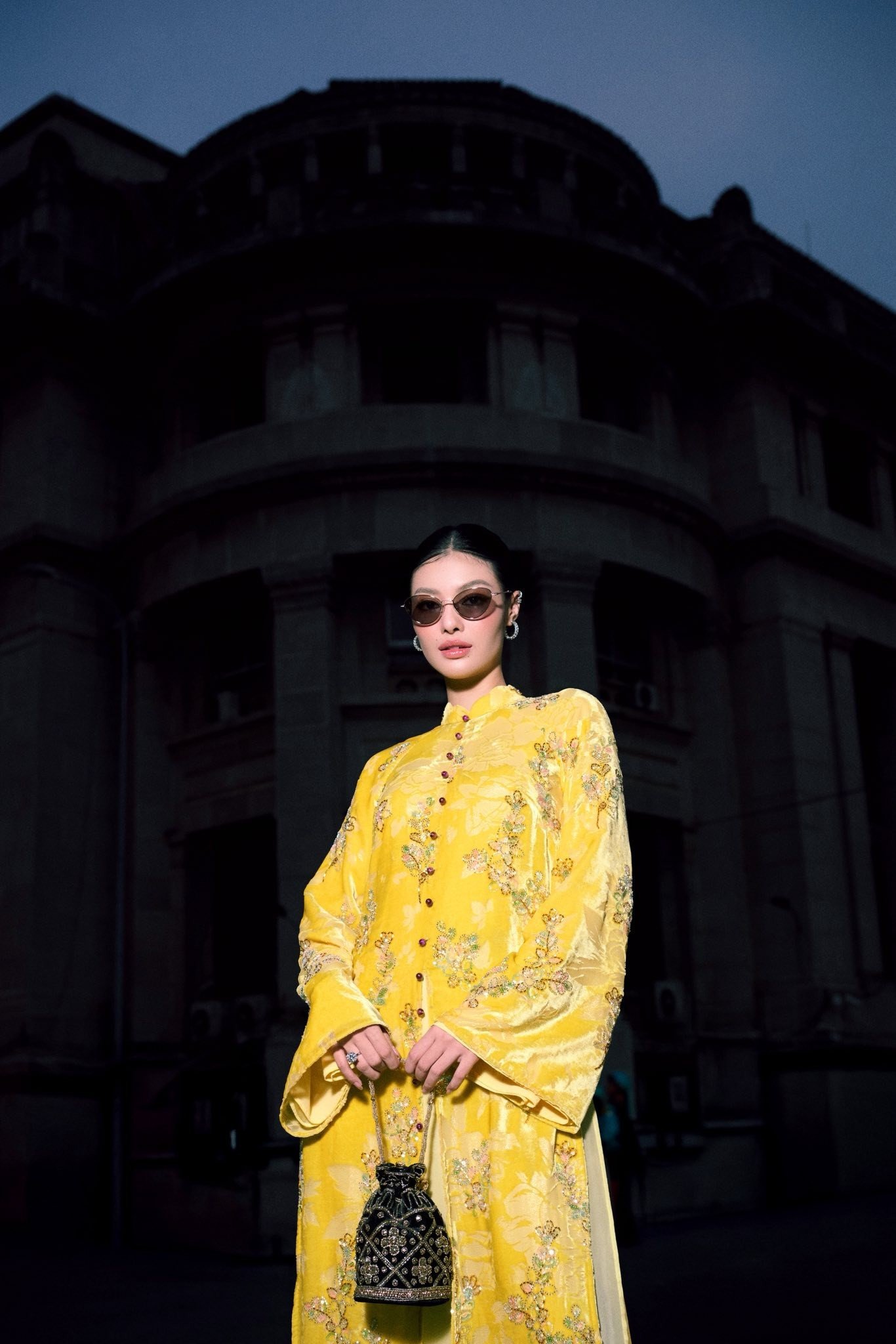 Á hậu Kiều Loan lại yêu thích áo dài phong cách cá tính, hiện đại.