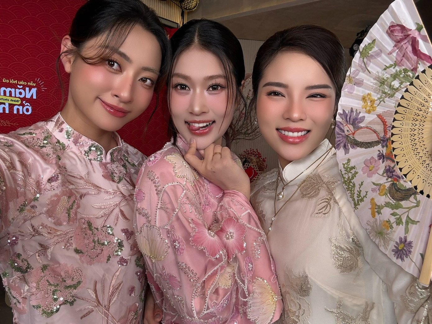 Hoa hậu Lương Thùy Linh, Thiên Ân, Kỳ Duyên khoe dáng với những thiết kế áo dài tông màu pastel được đính kết cầu kỳ.