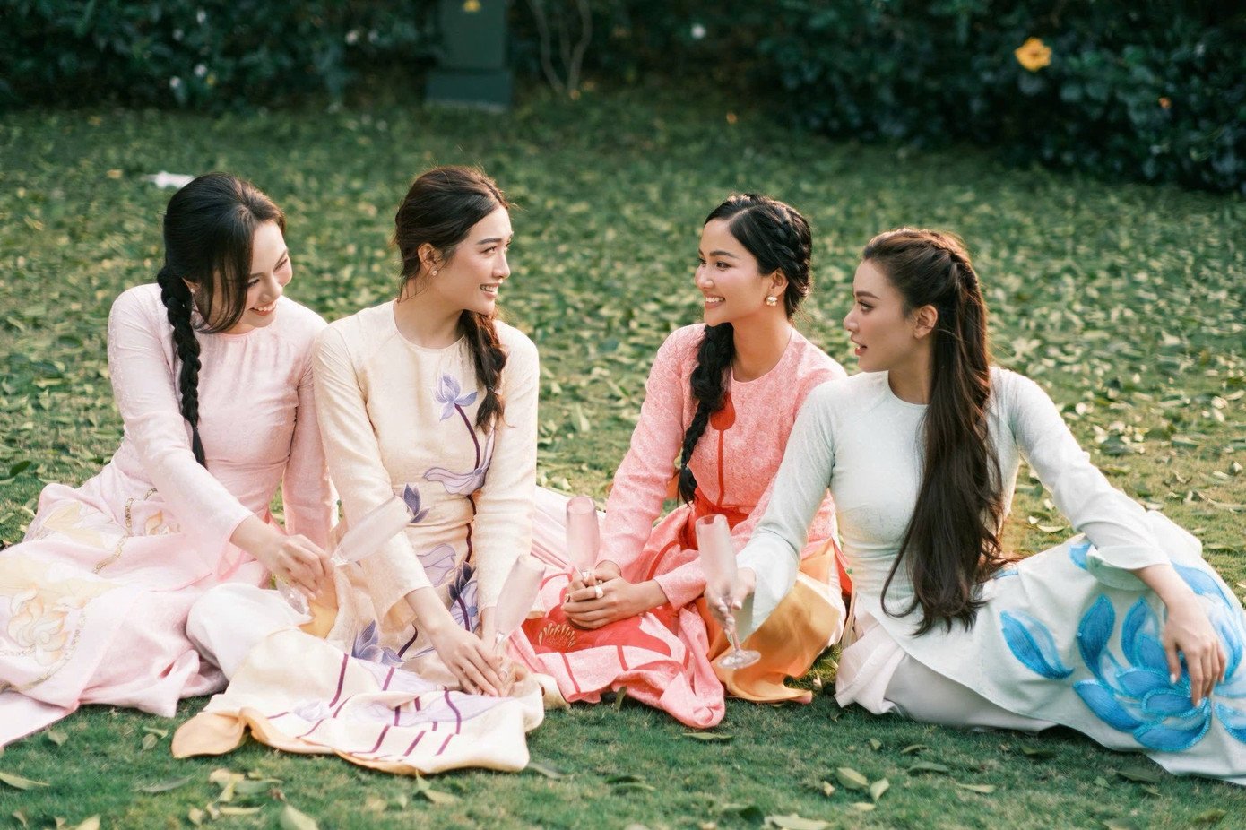 Hoa hậu H'Hen Niê, Á hậu Kim Duyên, Lệ Hằng, Thủy Tiên hội ngộ những ngày cuối năm trong trang phục áo dài.