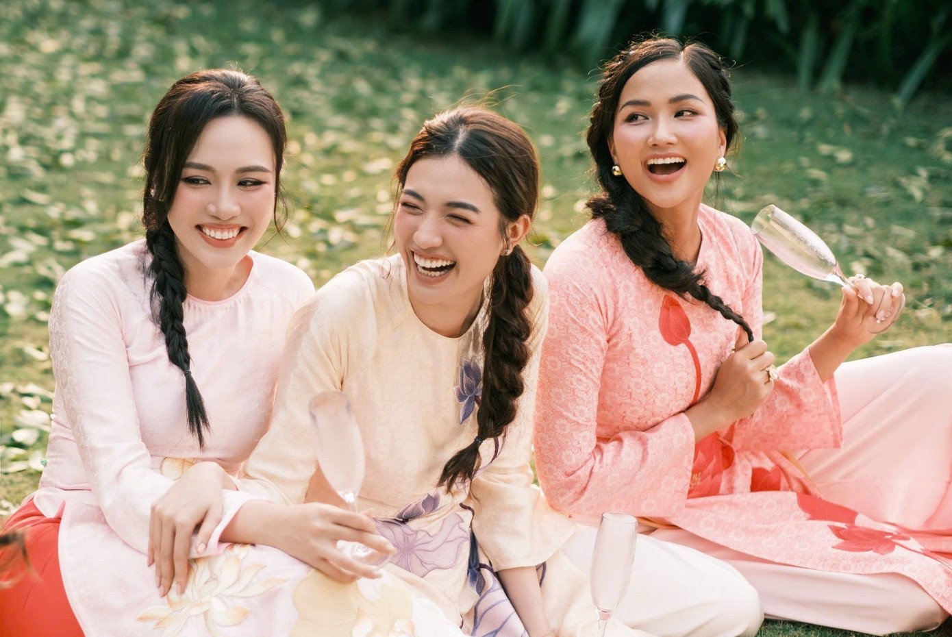 Hoa hậu H'Hen Niê, Á hậu Kim Duyên, Lệ Hằng, Thủy Tiên hội ngộ những ngày cuối năm trong trang phục áo dài.