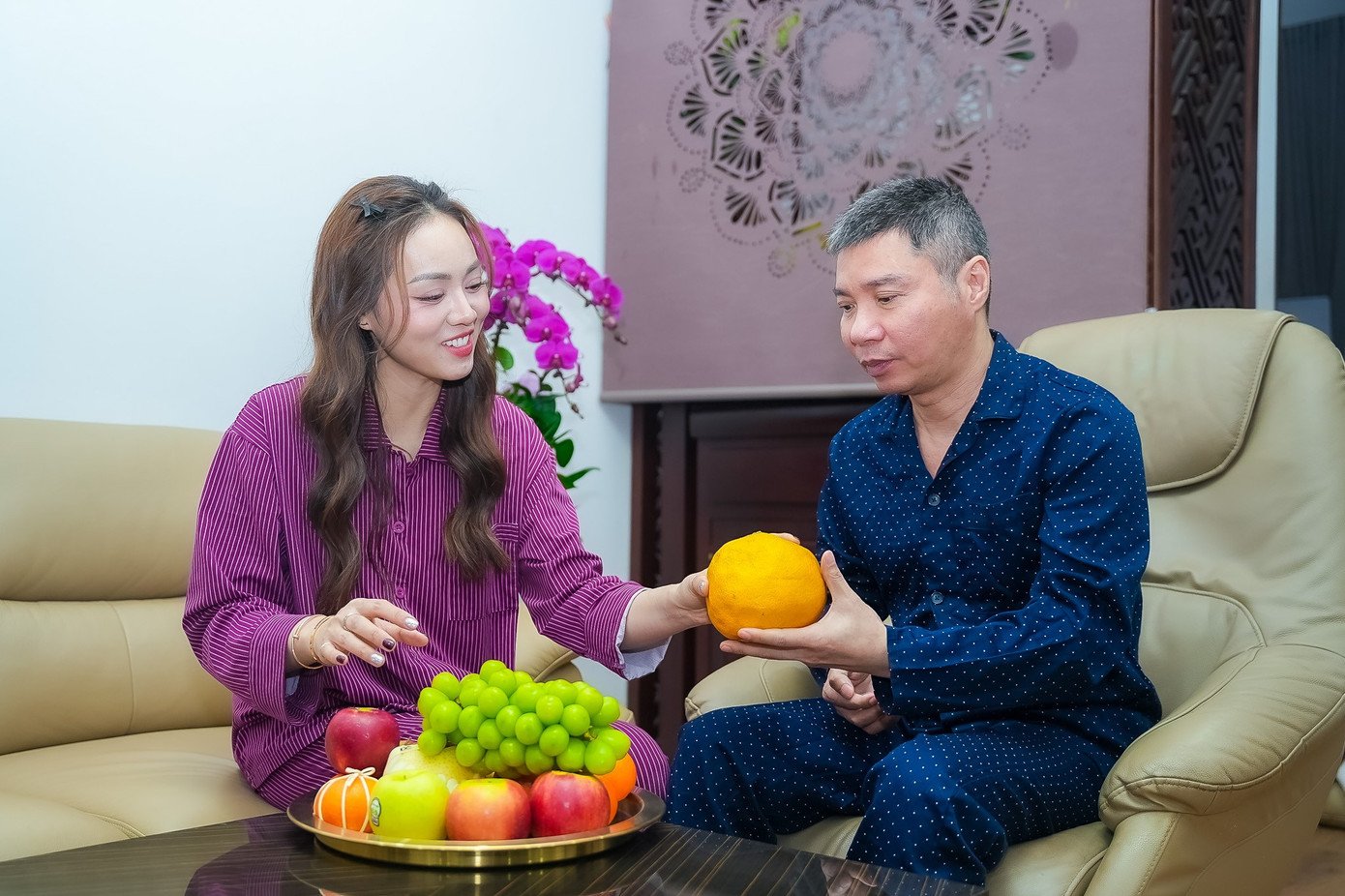 Những ngày cuối năm, vợ chồng NSND Công Lý tất bật sắm sửa đồ đạc để chuẩn bị đón Tết Bính Ngọ. Trong không gian căn hộ chung cư rộng hơn 80 m2 tại khu vực Minh Khai, Hà Nội, vợ chồng NSND Công Lý cùng chọn các loại hoa quả tươi để chuẩn bị bày mâm ngũ quả trong ngày Tết. Vợ NSND Công Lý - chị Ngọc Hà cho biết vợ chồng cô chuyển về căn hộ này vào tháng 11/2021.