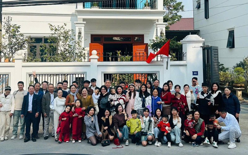 Gia đình Lan Anh tụ họp để đi chúc Tết