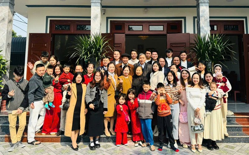Gia đình Lan Anh tụ họp để đi chúc Tết