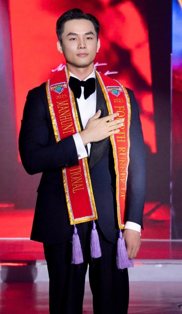 Sau một năm giành danh hiệu Á vương 4 Manhunt International 2025, Vũ Linh cho biết cuộc sống và nhịp làm việc của anh có nhiều thay đổi. Tần suất xuất hiện tại các sự kiện, sàn diễn thời trang dày hơn so với trước thời điểm thi quốc tế.