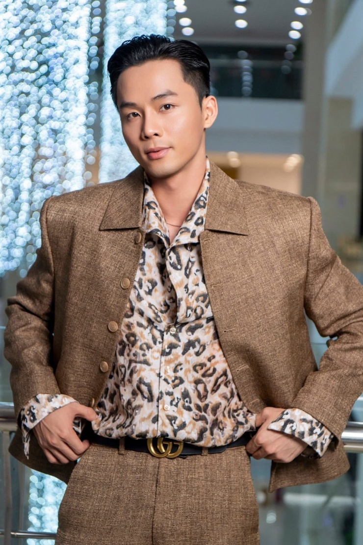 Nhắc lại cột mốc quốc tế, Vũ Linh nói: “Danh hiệu chỉ là cánh cửa và giá trị là cách mình bước qua cánh cửa đó như thế nào”. Á vương Manhunt International cho rằng sau cuộc thi, điều quan trọng là cách duy trì phong độ và xây dựng hình ảnh dài hạn.