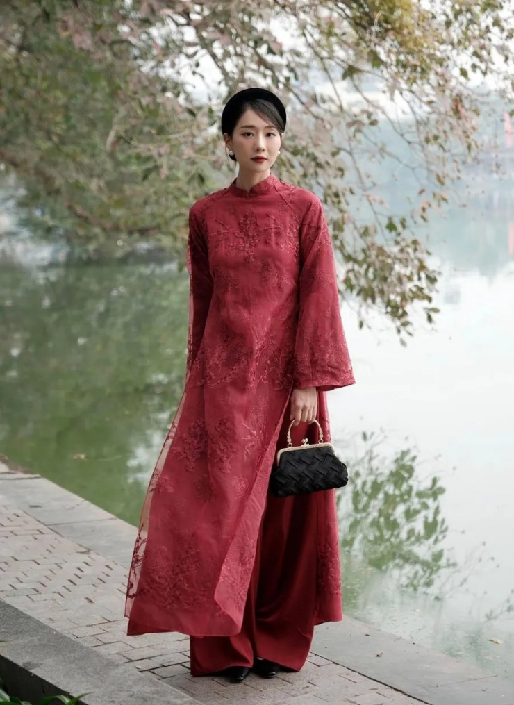 Ngày mùng một, khi đi thăm họ hàng hay lễ chùa, bạn có thể chọn áo dài kết hợp giày mũi nhọn gót thấp, túi xách đơn giản, cổ điển. Trang phục vừa kín đáo, vừa thể hiện vẻ đẹp trường tồn theo thời gian.