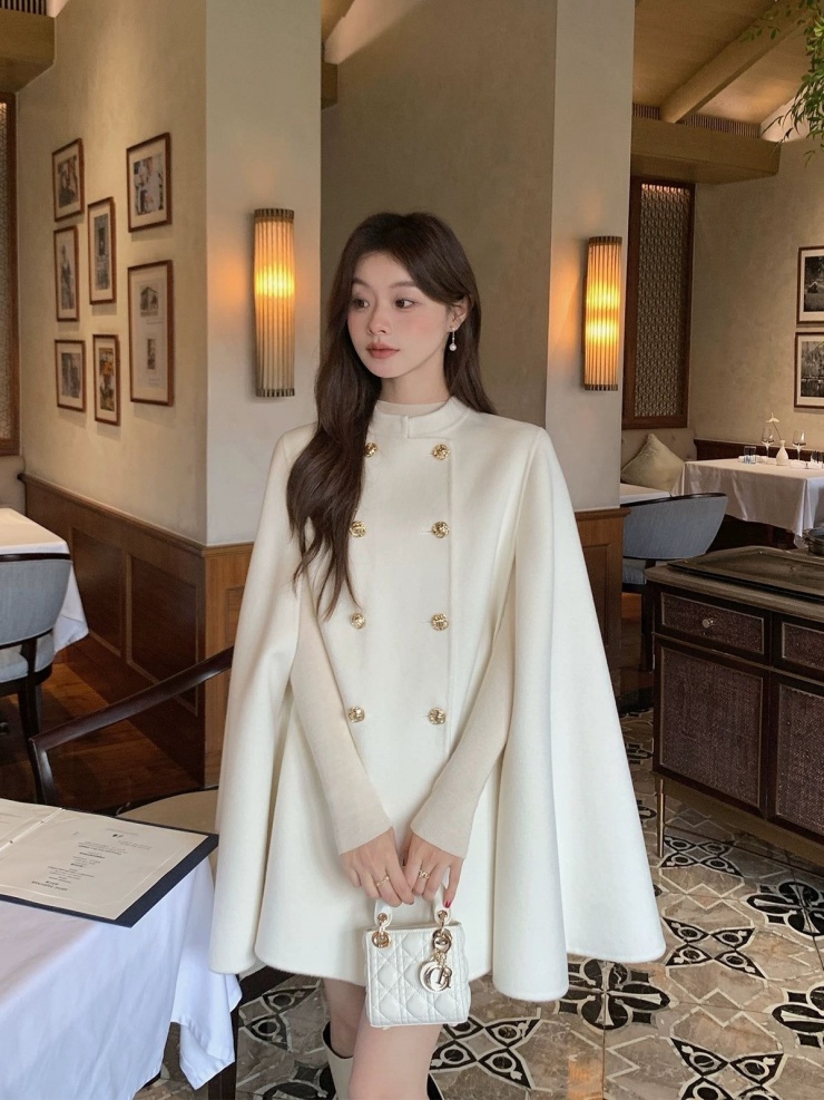 Ở những nơi lạnh, váy len dáng cape là một trong những lựa chọn hấp dẫn. Thiết kế mang phong cách hoàng gia, quý tộc, giúp bạn trông sang mà không cần phải phối thêm món nào cầu kỳ.