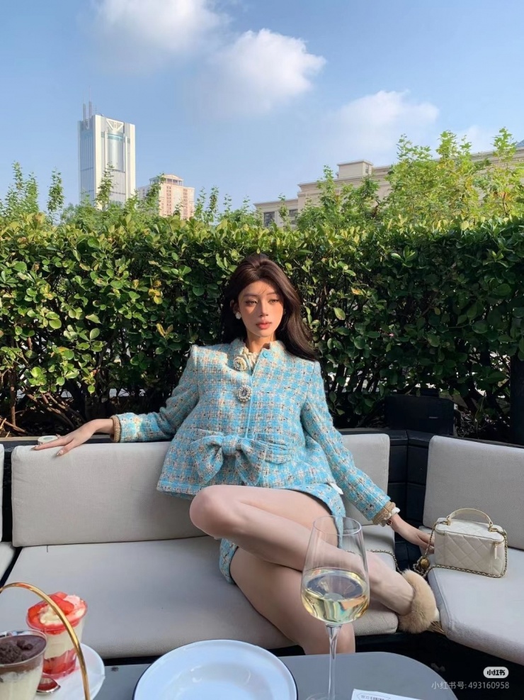 Bộ đồ vải tweed kiểu cách cũng là cách mặc đẹp và nhanh gọn, không mất thời gian nghĩ cách phối. Để thu hút hơn, thay vì chọn giày đơn giản, bạn có thể sử dụng bốt cao tới gối, giày cao gót phá cách.