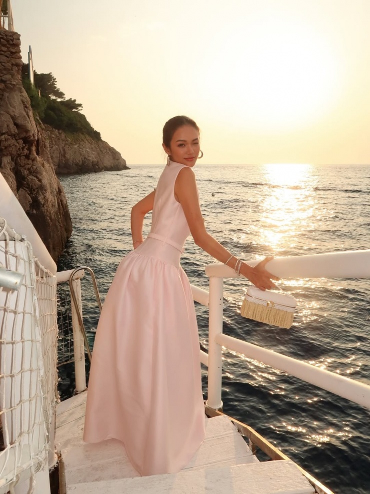 Đầm dự tiệc dáng chữ A với chi tiết thắt eo, chân váy xòe bồng bềnh dành cho những cô gái chuộng vẻ cổ điển. Hãy phối thêm vòng cổ ngọc trai hoặc bông tai đính đá, giúp diện mạo thêm cuốn hút.