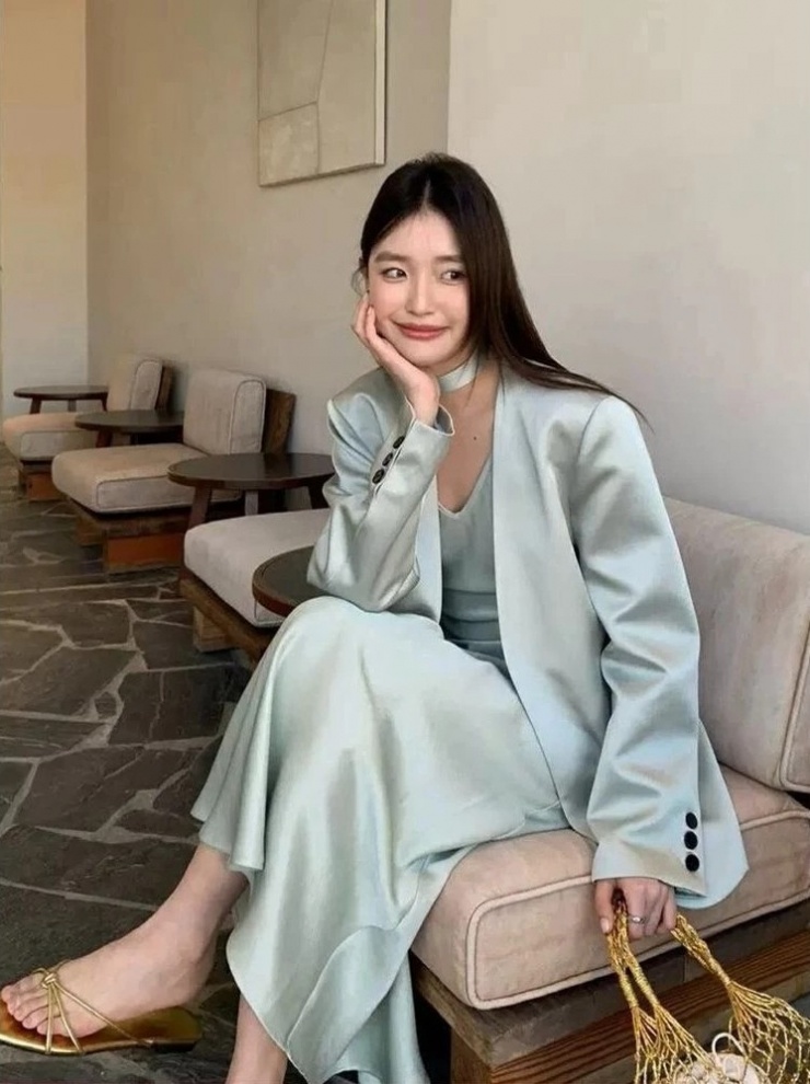 Ở những nơi có khí hậu ôn hòa, mát mẻ, hãy thử đầm lụa tối giản đồng điệu blazer, nhấn bằng túi xách, giày dép ánh kim.
