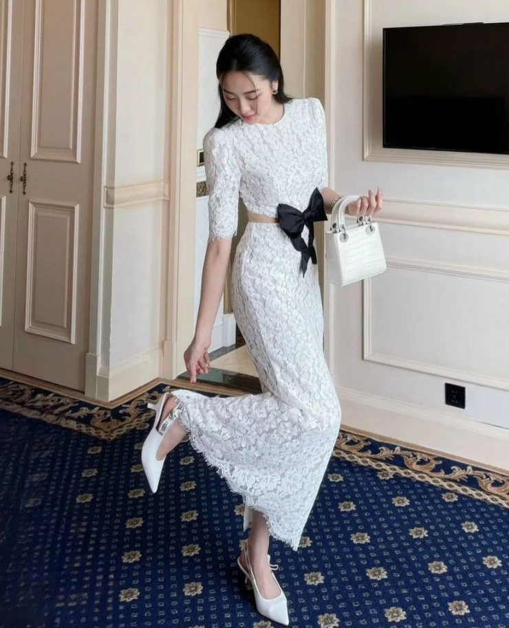 Các cô gái chuộng phong cách nữ tính còn có thêm lựa chọn với đầm ren dài tới gót chân kết hợp giày cùng tông.