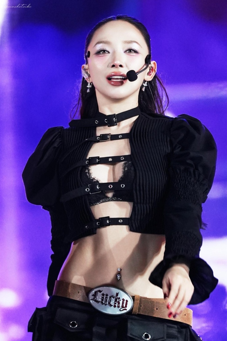 Ở tuổi 37, Tóc Tiên có thân hình gọn gàng, mảnh mai. Cô thường được khen nóng bỏng và cá tính không kém các cô gái Gen Z.