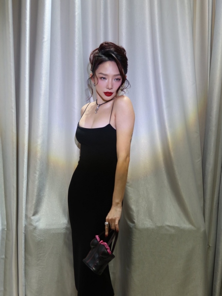 Hồi cuối 2025, người đẹp được nhiều người hâm mộ khen 'sốc visual' khi diện chiếc đầm hai dây mỏng manh, bó sát đường cong khi đi sự kiện.